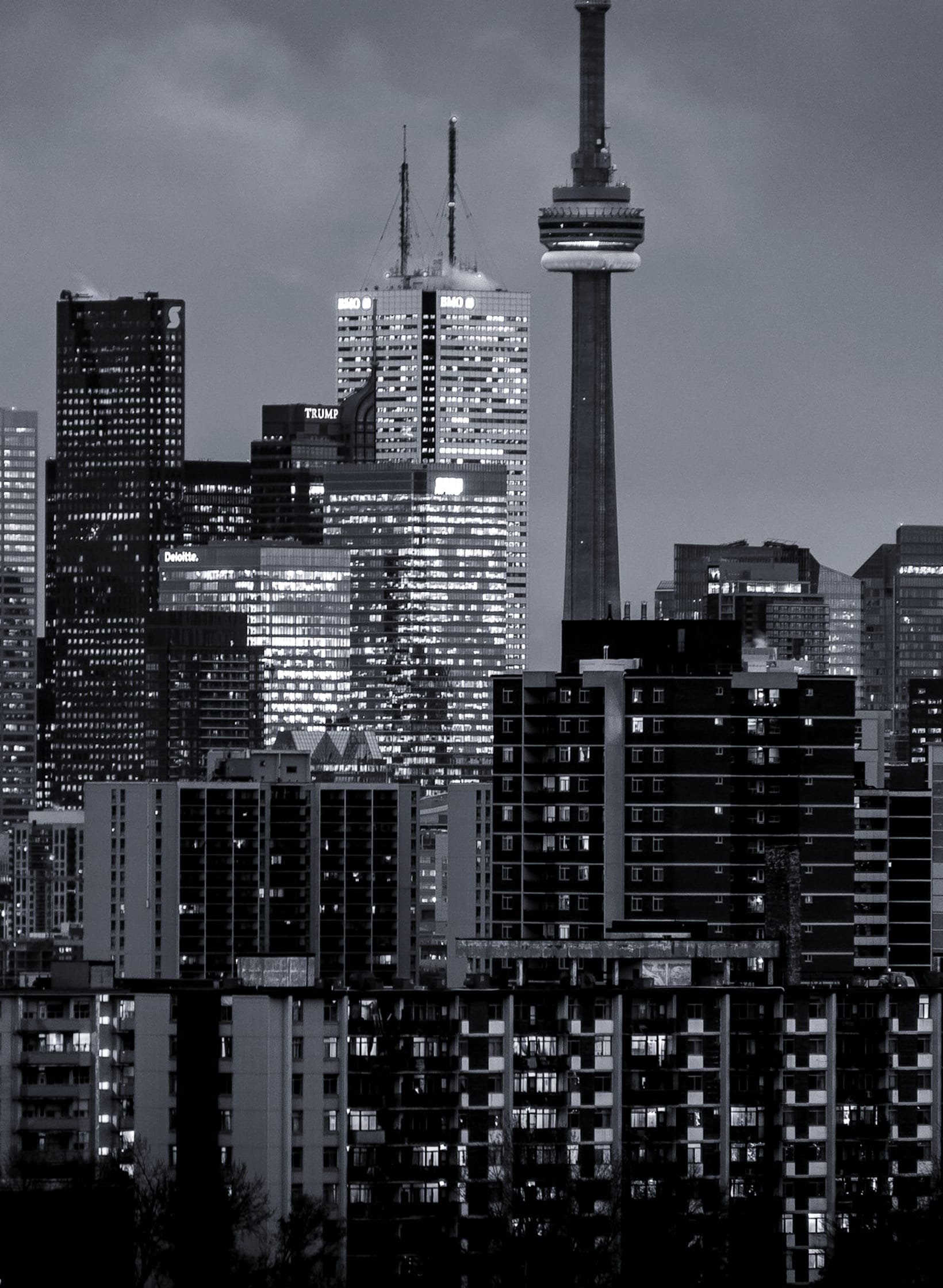 The CN Tower above the Toronto skyline at dusk